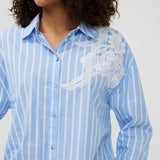 Chemise à rayures bleues et blanches