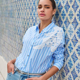 Chemise à rayures bleues et blanches