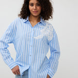Chemise à rayures bleues et blanches